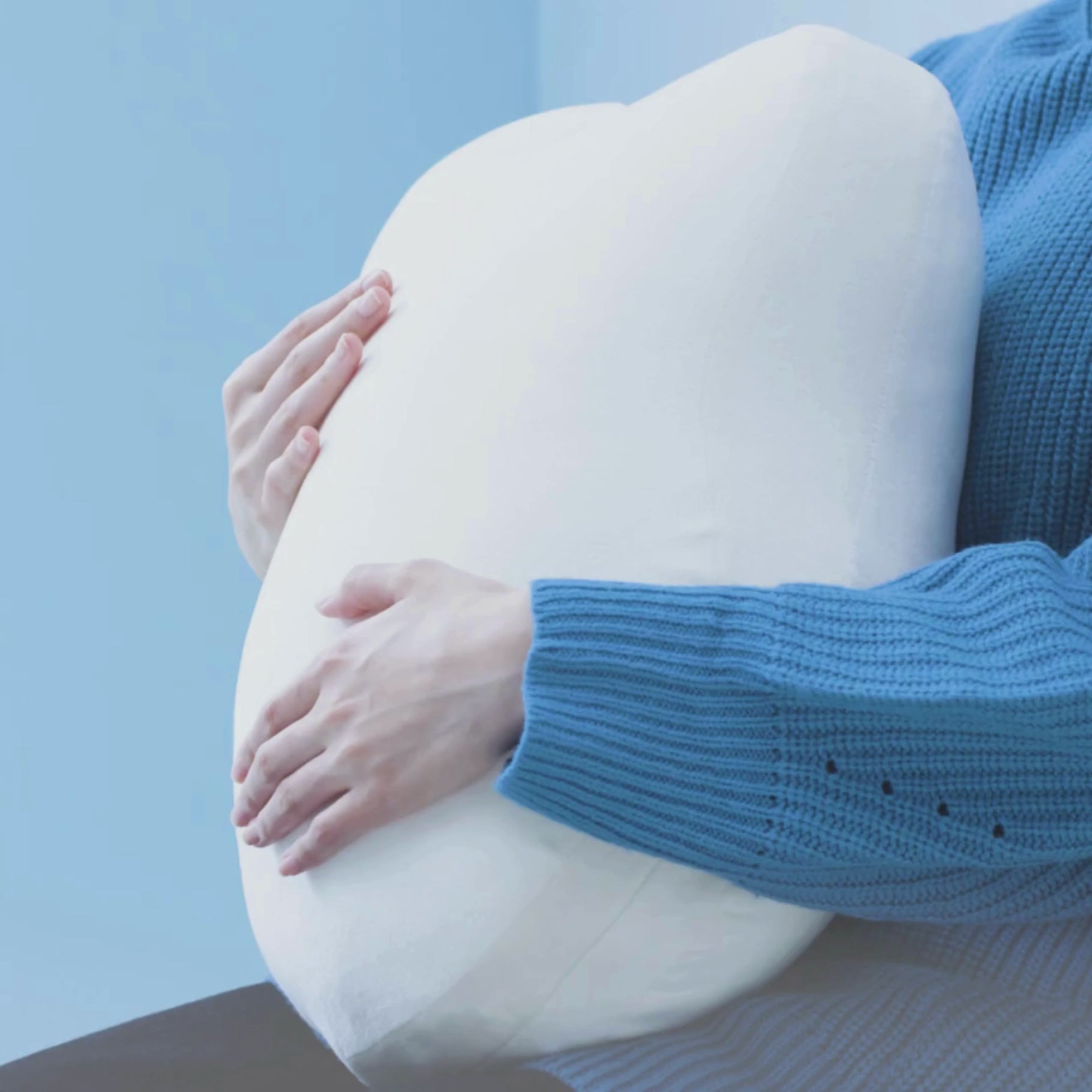 Video of Fufuly Calming Cushion breathing. A person hold the Fufuly cushion with hands rested ontop, Fufuly expands and contracts, to slow the persons breathing.